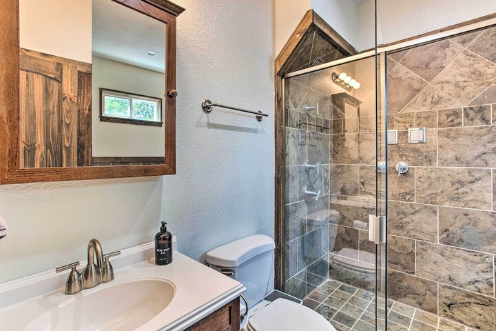 Tool Waterfront Home w / Hot Tub & Fire Pit!