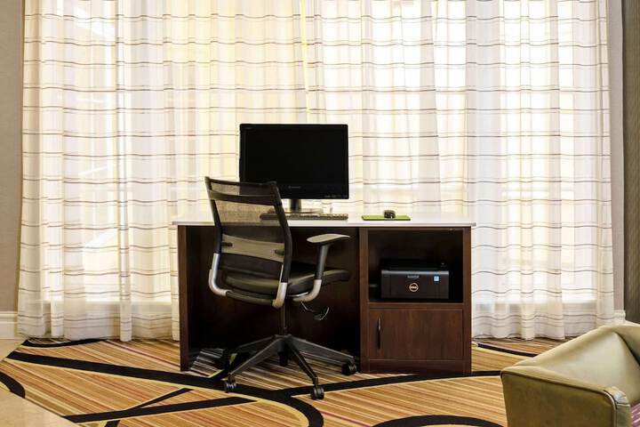 Business Center 24 of 25