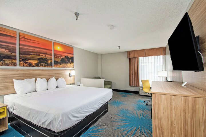 Days Inn & Suites by Wyndham Mt. Pleasant