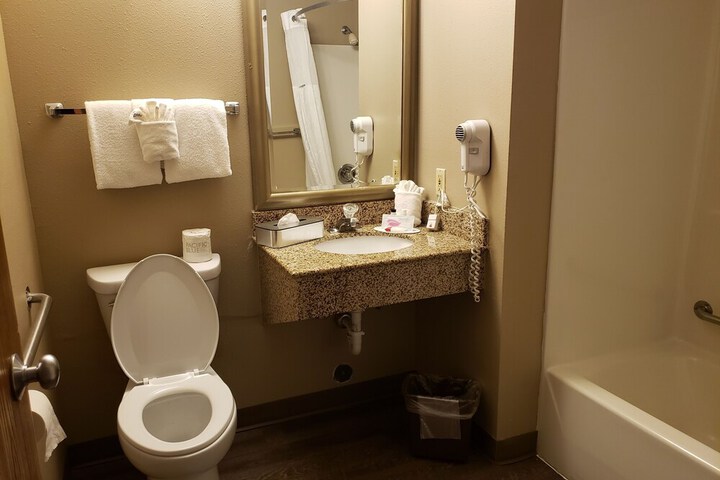 Super 8 by Wyndham Milwaukee Airport
