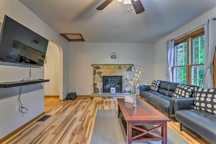 Poconos Retreat w / Game Room Hot Tub, & Sauna!