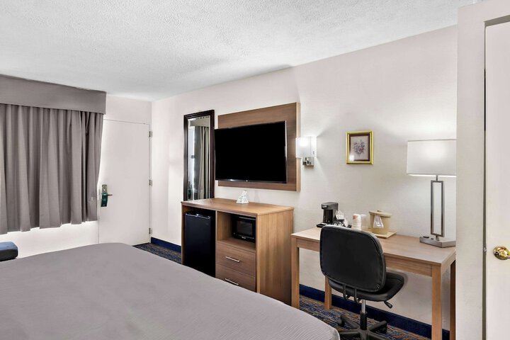 Room 33 of 41