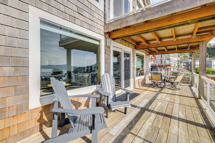 Oceanside Escape w / Stunning Views: Walk to Beach!