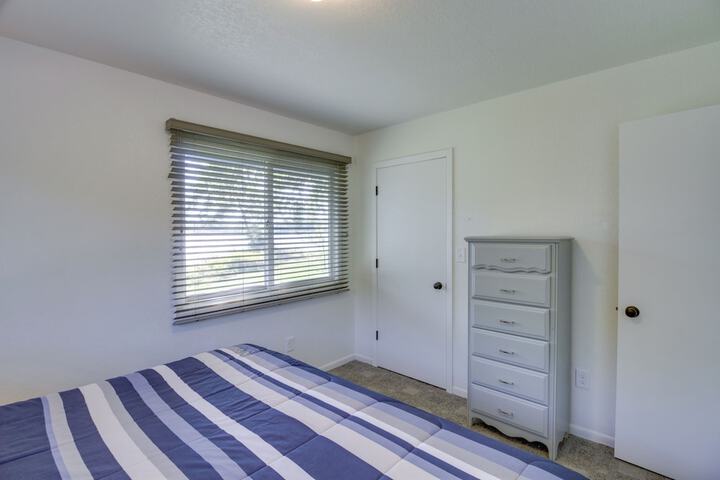 Lakefront Walker Home w / Boat Dock & Lift!
