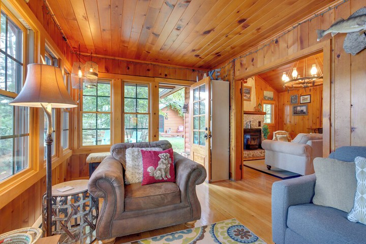Lakefront Cabin w / Private Dock & Fire Pit!
