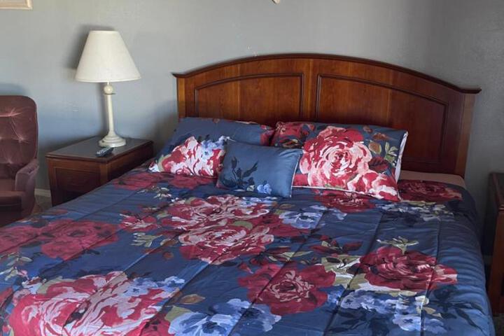 HOMETOWN INN