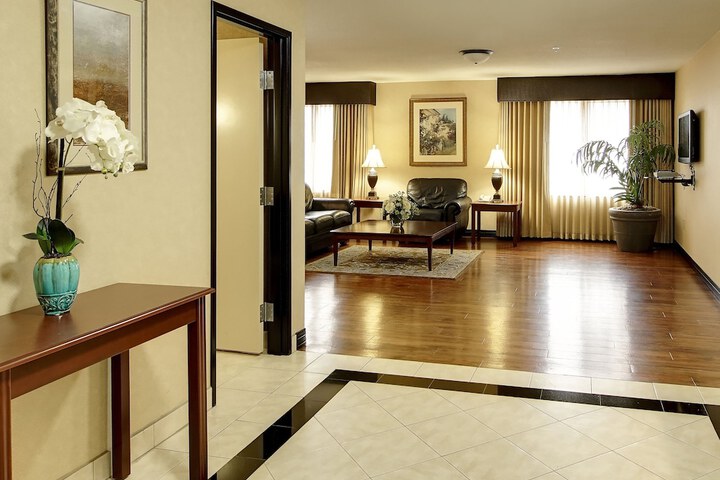 The Grand Hotel - Salem