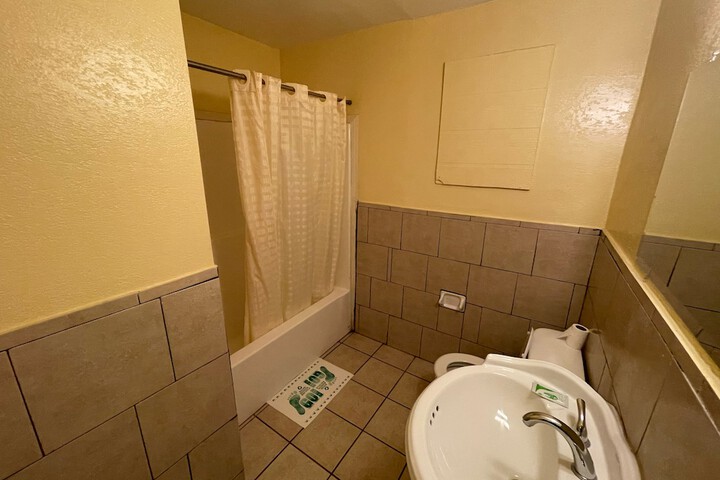 Room 10 of 16