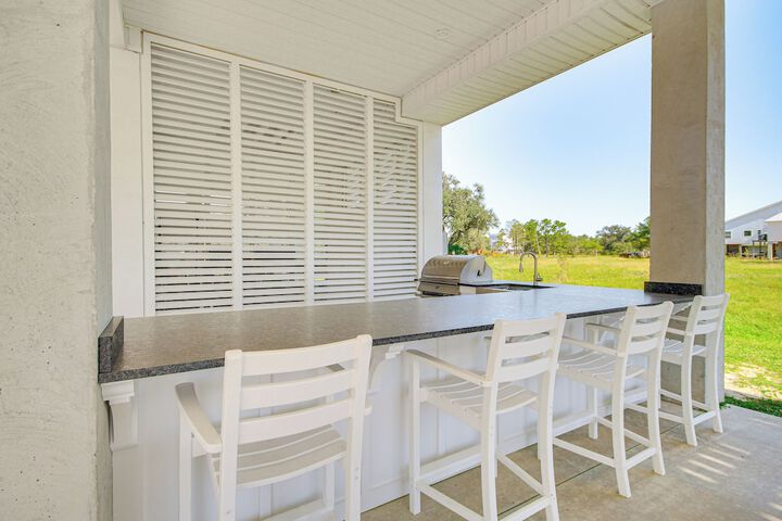 Walk to Beach: Oceanfront Home w / Outdoor Kitchen