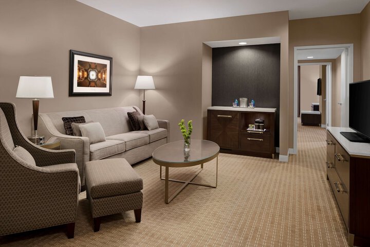 Hilton Indianapolis Hotel & Suites