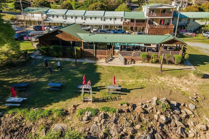 Geneva Hotel & Tiki Bar