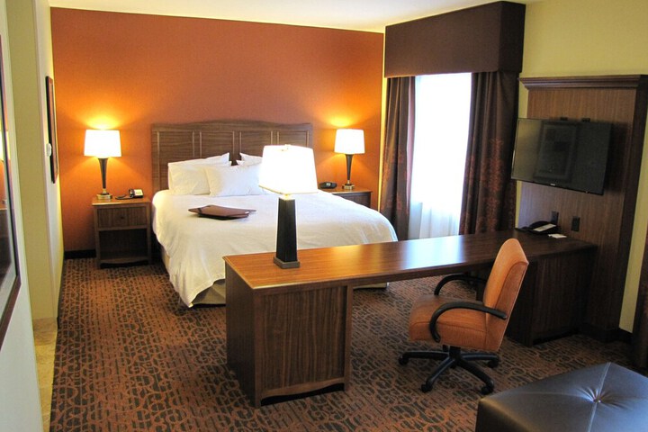 Hampton Inn & Suites Jamestown ND