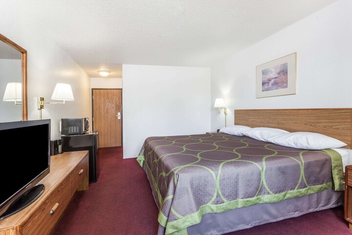Room 17 of 28