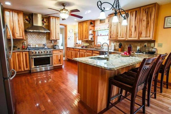 Southwoods Mountain Estate -private mansion pool, hottub+ 15 acres