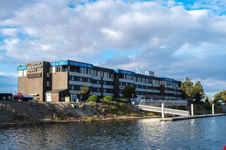 Clover Island Inn
