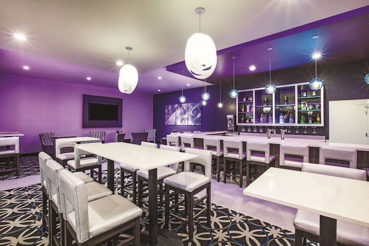 Lounge 44 of 47