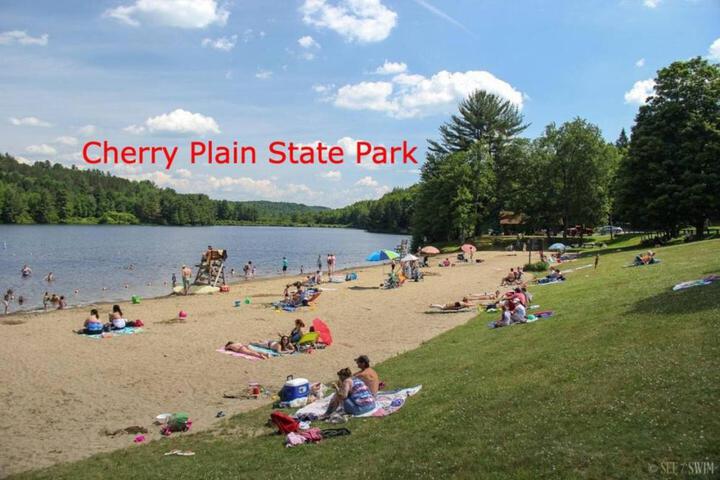 2 Bed Berkshire Apt minutes to Jiminy Peak Ski