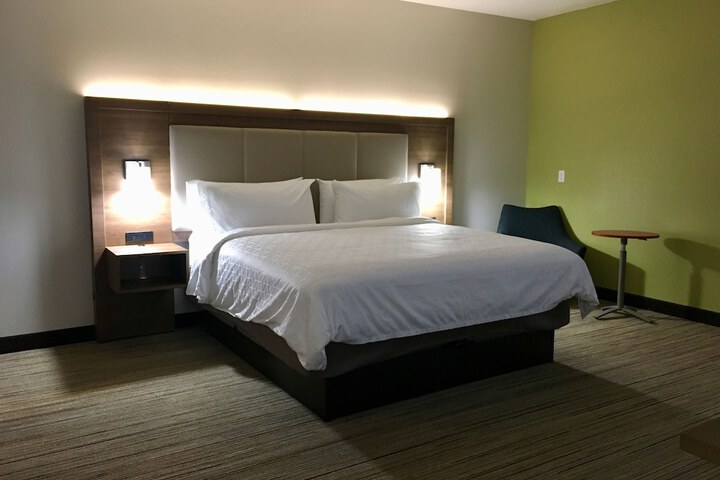 Room 32 of 69