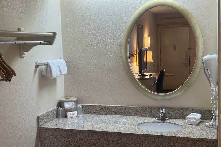Room 12 of 27