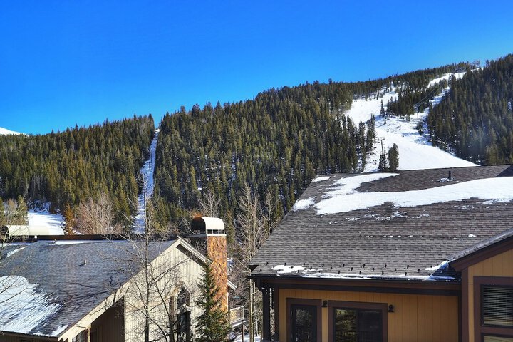 2759 Slopeside 1 Bedroom Condo by RedAwning