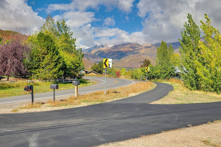 Midway Mountain Farmhouse: Hot Tub Golf & Hiking