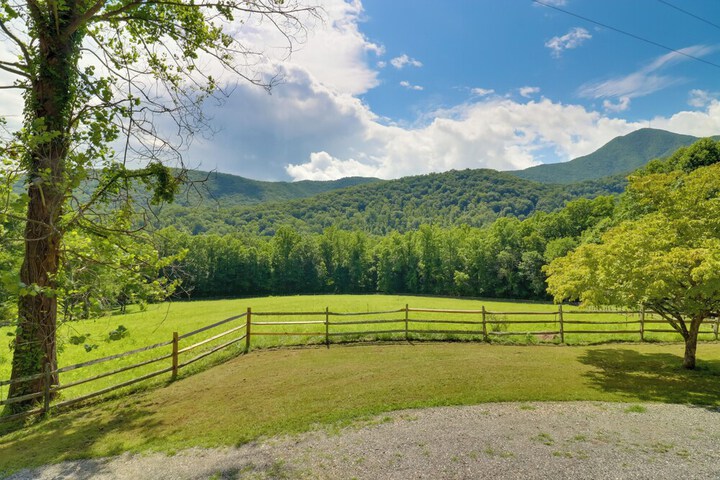 Candler Cabin w / Deck & Mount Pisgah Views!