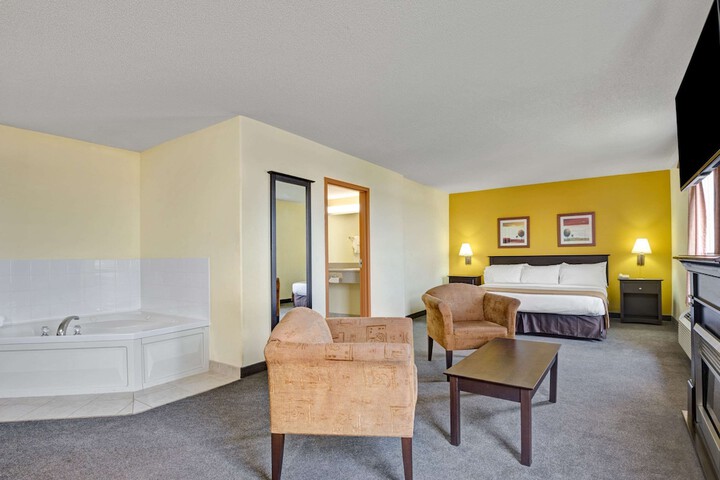 Super 8 by Wyndham Barrie South