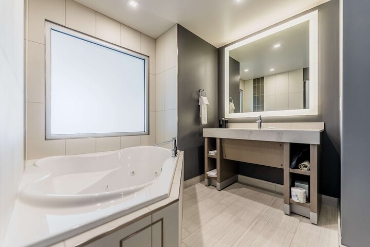 Hyatt House Winnipeg-South / Outlet Collection