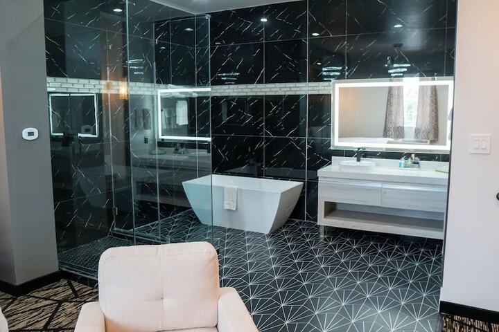 Comfeeni Inn and Suites