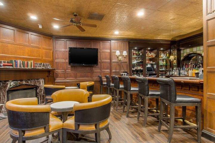 Lounge 130 of 139