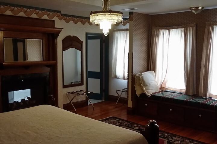 Chestnut Charm Bed & Breakfast