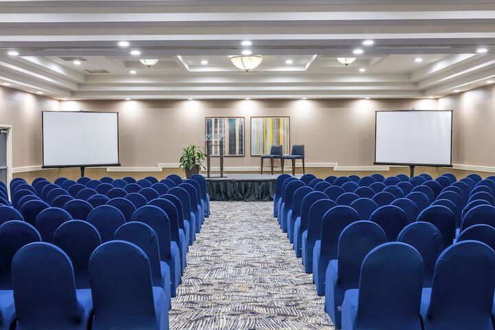 DoubleTree by Hilton Hotel Newark Airport