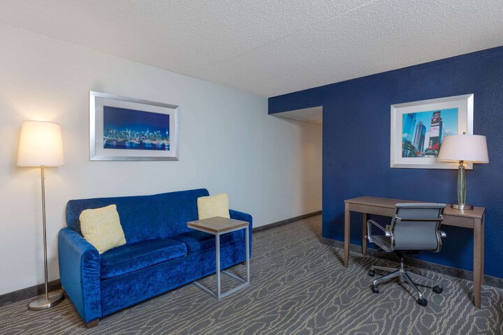 La Quinta Inn & Suites by Wyndham Secaucus Meadowlands