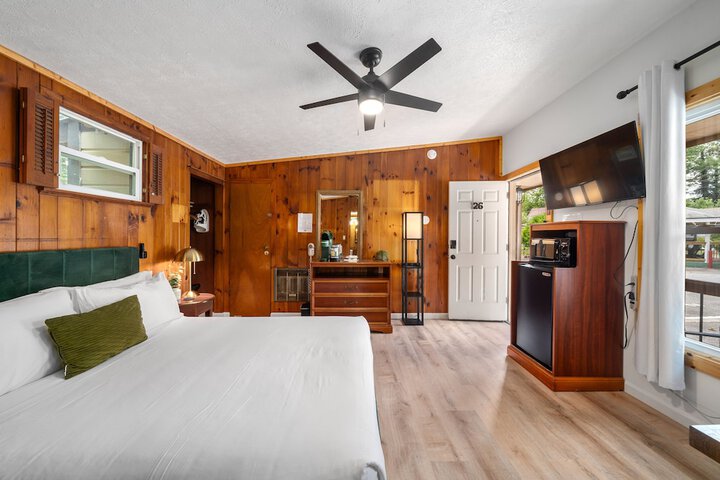 CedarWood Inn
