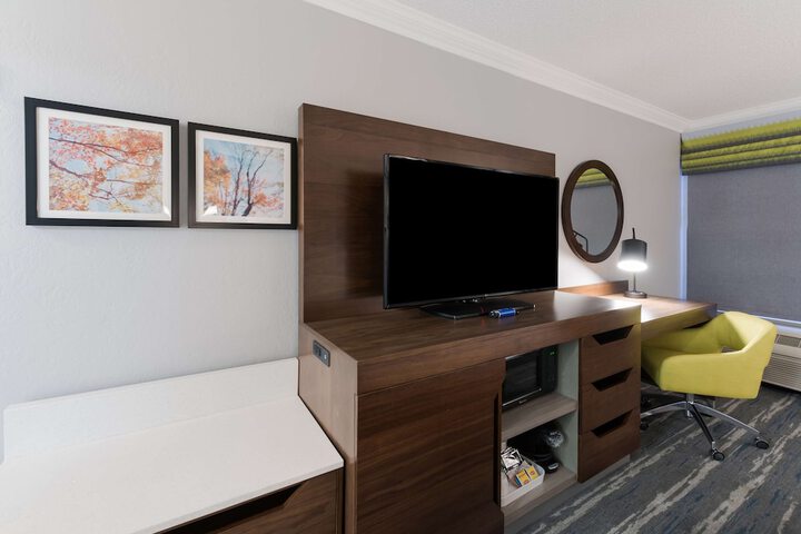 Hampton Inn & Suites Chicago / Hoffman Estates