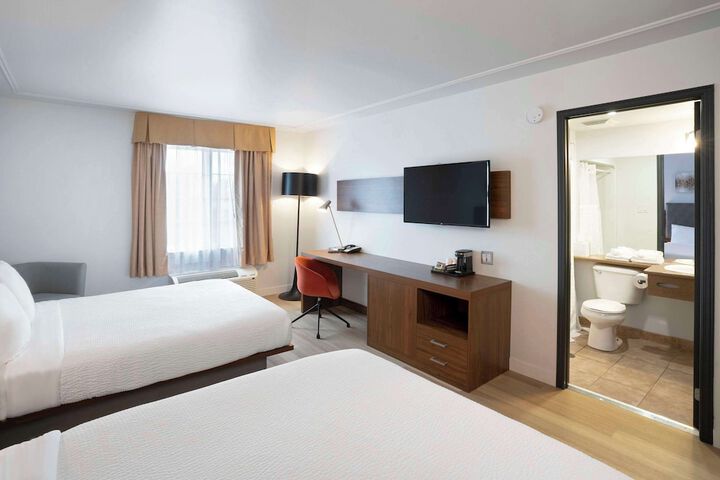 Room 35 of 63