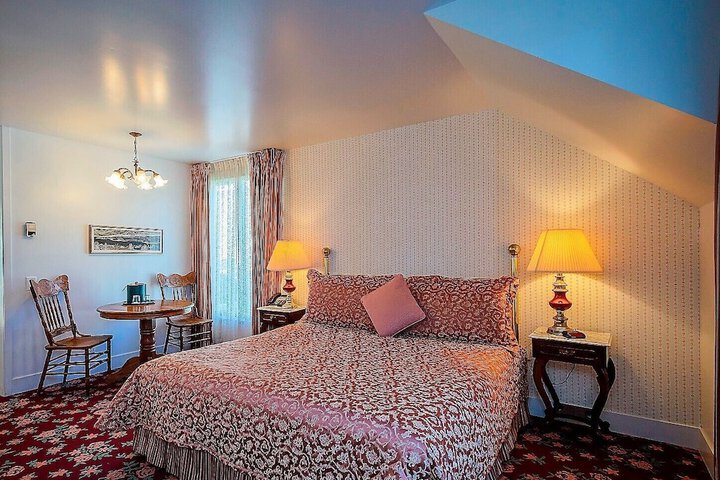 Room 5 of 8
