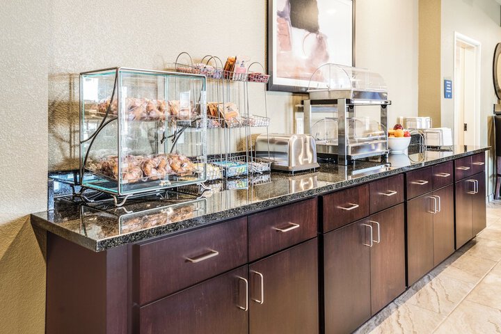Cobblestone Hotel & Suites - Newport