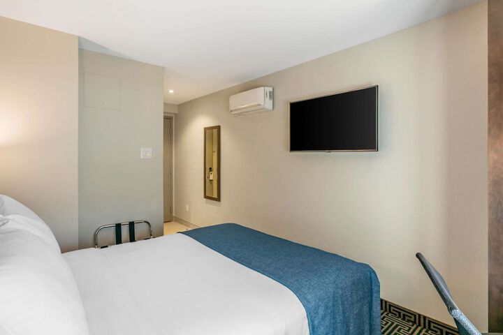 Room 17 of 32