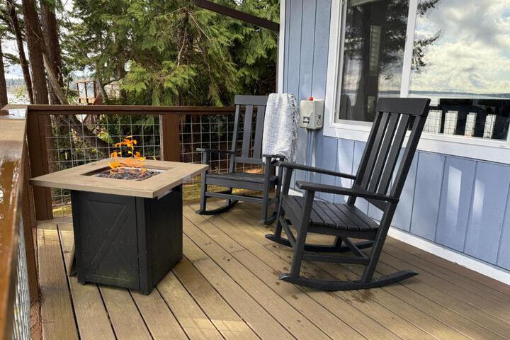 Puget Sound Chic Romantic Cottage with Private Beach Access & Gated Entry