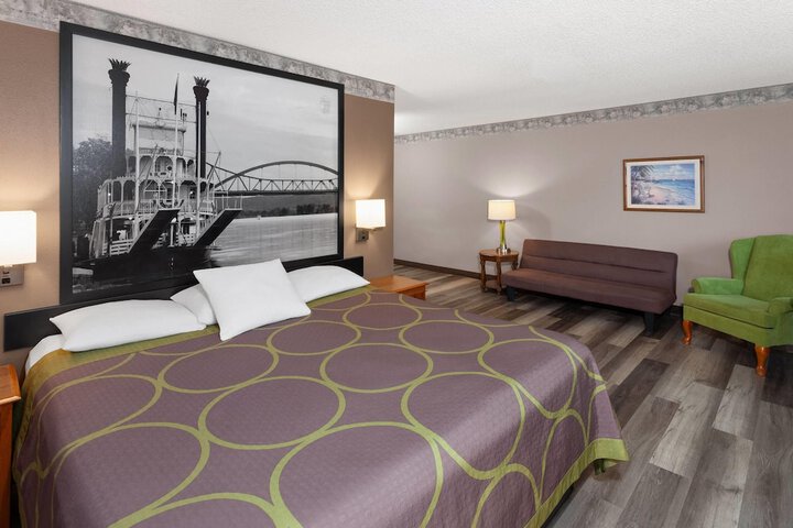 Super 8 by Wyndham Green Bay Near Stadium