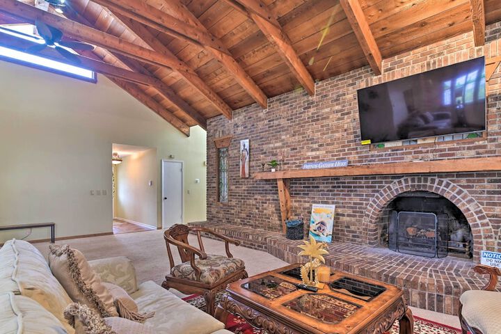 Grand Valrico Home w / Deck Fire Pit & Yard!
