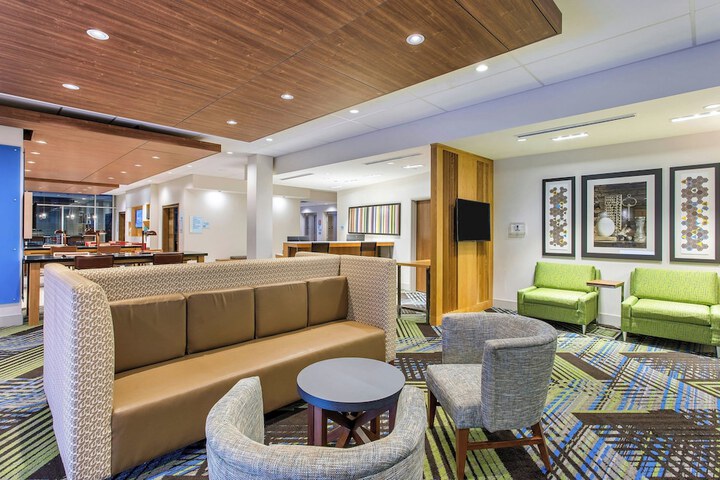 Holiday Inn Express & Suites La Grange by IHG