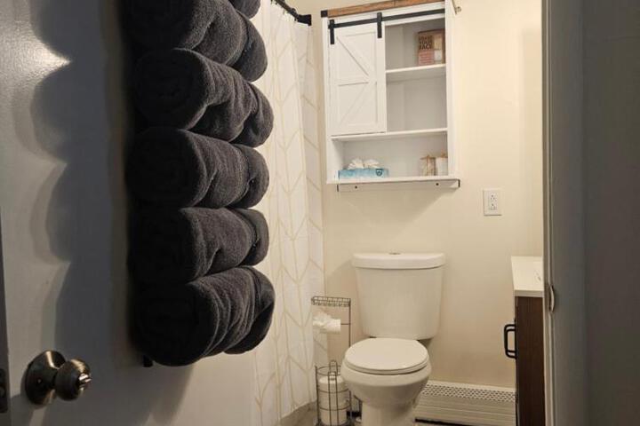 Cozy & Modern 3-Bed Retreat - 8 Mins to Bridge St