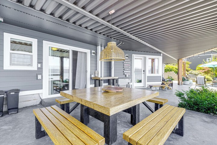 Bayfront Home w / Private Beach in Poulsbo!