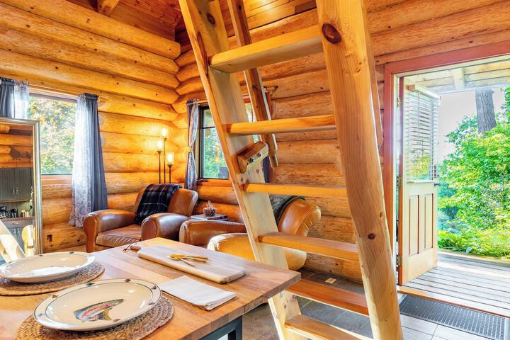 Penn Cove Overlook by Avantstay Cabin w / Views