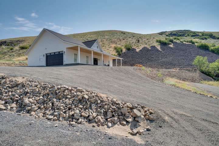 Lake Roosevelt Getaway w / Lake + Mountain Views!