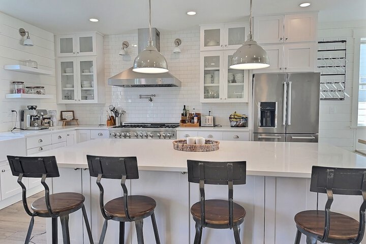 Serene 5BR Farmhouse Retreat Shoreline