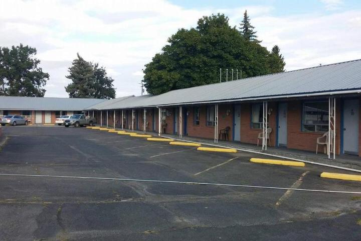 Eight Bar B Motel