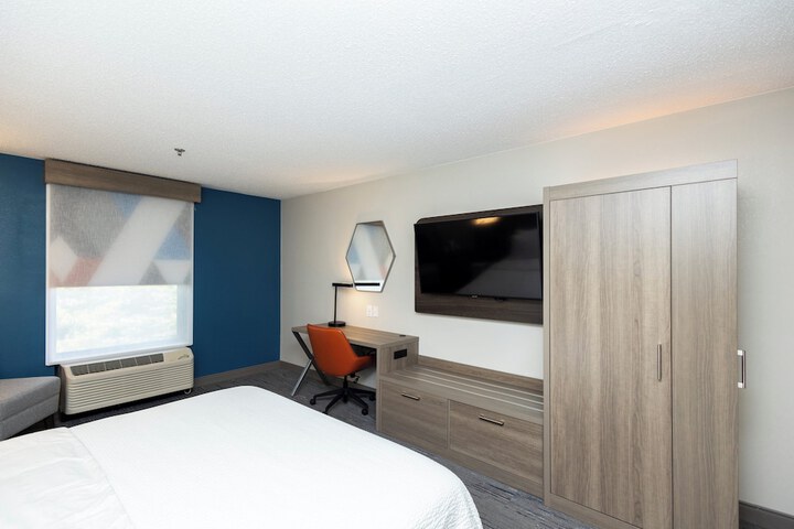 Room 40 of 77